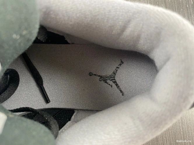 One Kick Jordan Air Noir CK9246-001 WMNS Off 3 0810